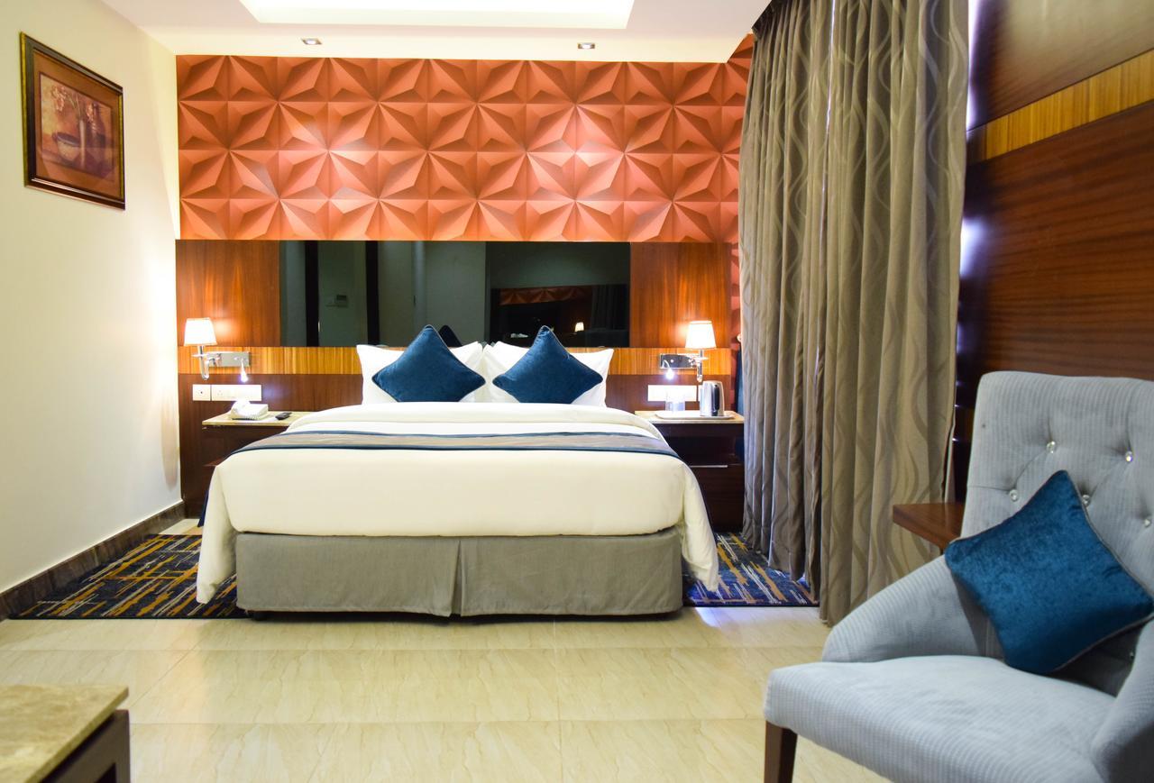 Rg Royal Hotel Bangalore Extérieur photo