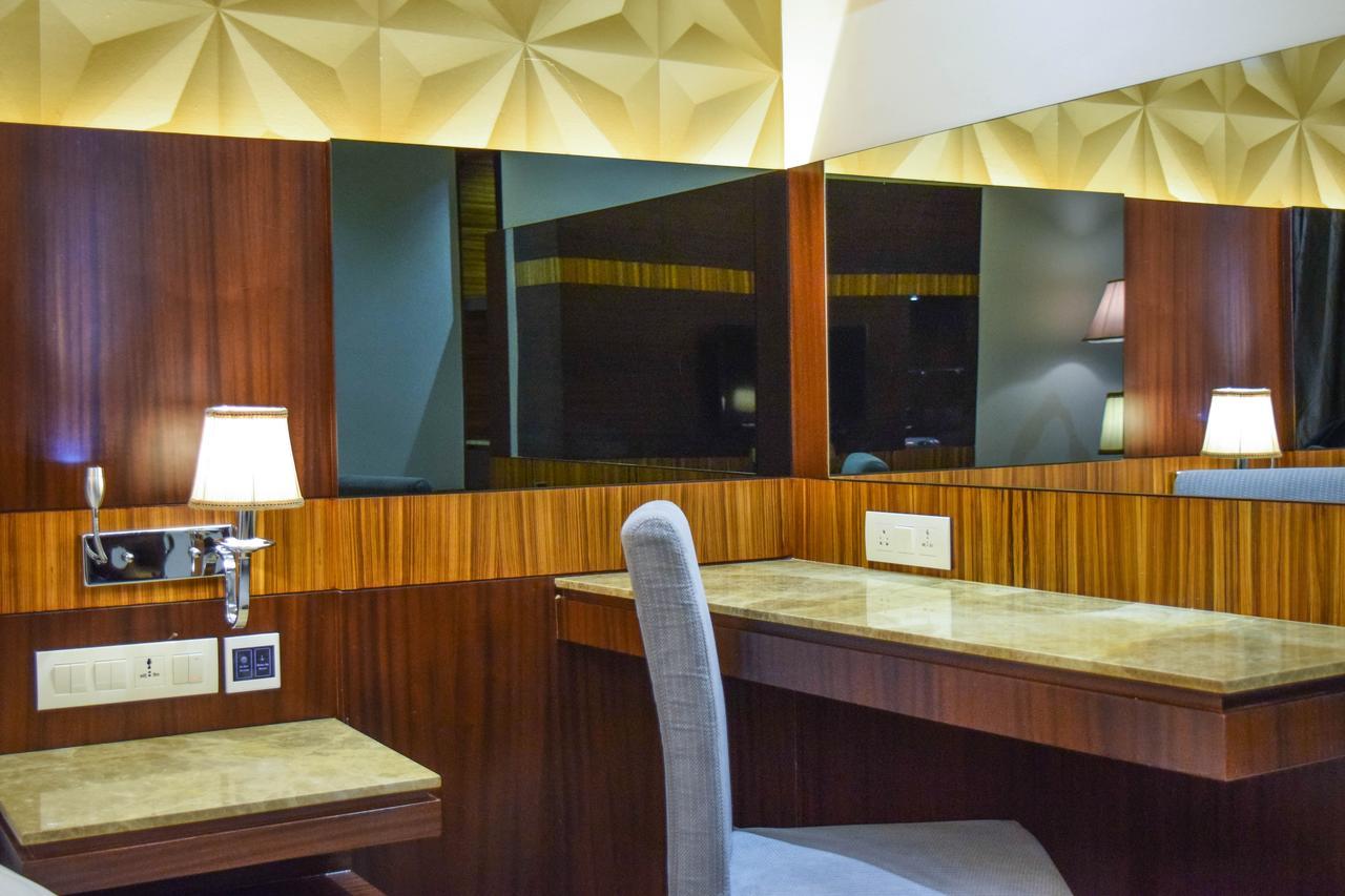 Rg Royal Hotel Bangalore Extérieur photo