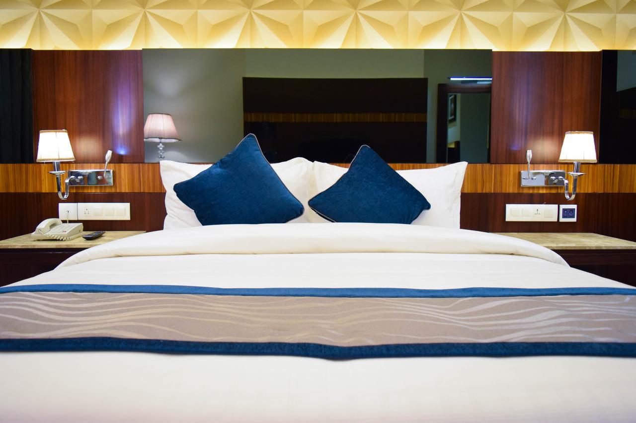 Rg Royal Hotel Bangalore Extérieur photo