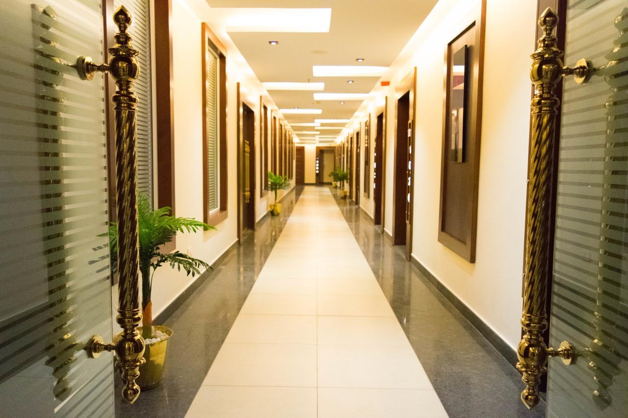 Rg Royal Hotel Bangalore Extérieur photo