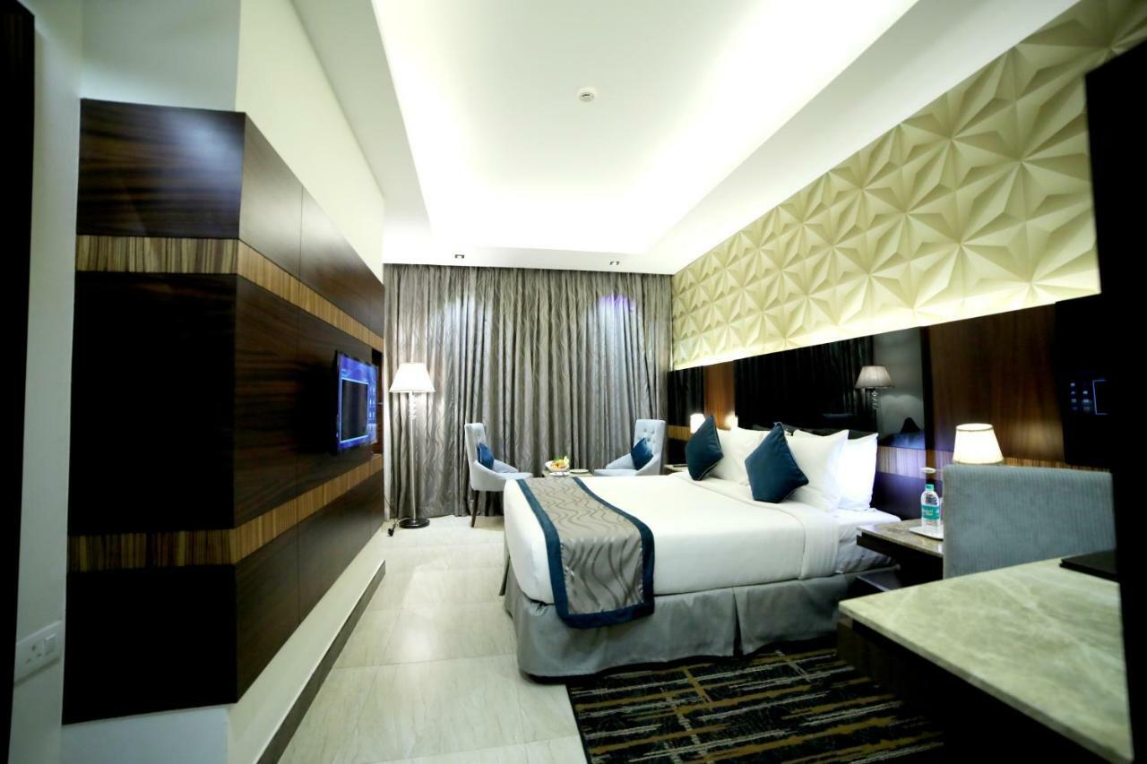 Rg Royal Hotel Bangalore Extérieur photo