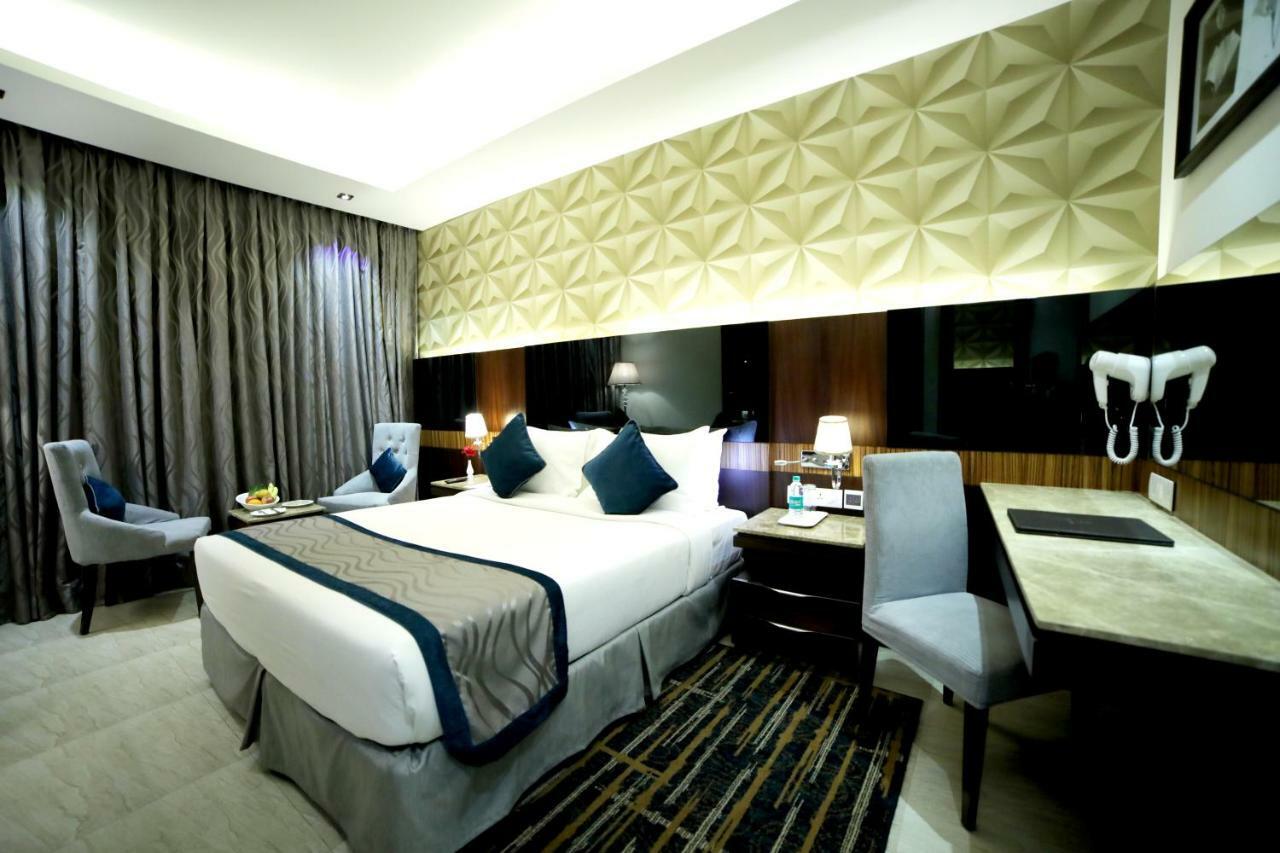Rg Royal Hotel Bangalore Extérieur photo
